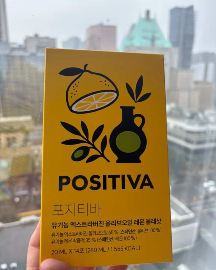 밴쿠버 도심이 내려다보이는 창가에 든 레몬 올레샷 상자